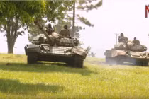 Video: Ugandan ưu ái nữ binh sĩ lái “quái vật” T-72