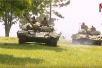 Video: Ugandan ưu ái nữ binh sĩ lái “quái vật” T-72