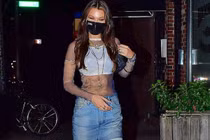 Siêu mẫu Bella Hadid diện đồ xuyên thấu lạ mắt xuống phố ăn tối 