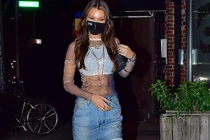 Siêu mẫu Bella Hadid diện đồ xuyên thấu lạ mắt xuống phố ăn tối 