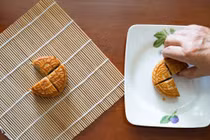 Ăn liền 3 chiếc bánh Trung thu, người phụ nữ bị tiểu đường hôn mê