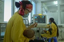 Vụ bé gái tử vong sau tiêm vắc-xin: Thêm nhiều trẻ nhập viện