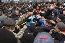 Vì Nga, người biểu tình Ukraine quay sang đánh nhau