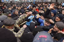 Vì Nga, người biểu tình Ukraine quay sang đánh nhau