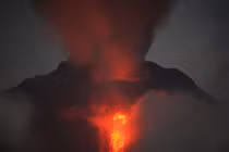 Hãi hùng khi 2 núi lửa “tỉnh giấc” ở Indonesia