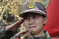 Khoảnh khắc yếu đuối, đáng thương của các nữ binh sĩ