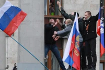 TP Donetsk, Ukraine tuyên bố “Chính quyền nhân dân”, treo cờ Nga