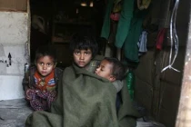 Xót thương trẻ em khu ổ chuột Ấn Độ chống chọi giá lạnh