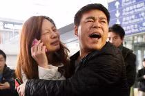 Hành khách máy bay Malaysia gọi điện về cho con gái?