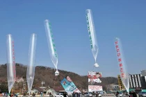 Hàn Quốc rải truyền đơn, tiền mặt, DVD vào Triều Tiên