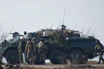 Quân đội Nga đào chiến hào tại biên giới Crimea-Ukraine