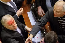 Chùm ảnh “ông nghị” Ukraina đánh nhau vỡ đầu mẻ trán