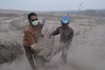 Xem núi lửa phun, hàng chục người Indonesia bị chôn vùi