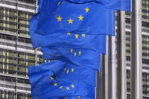 Theo chân Mỹ, EU trừng phạt mở rộng Nga