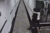 Hiệu trưởng bị tố vào khách sạn với vợ... bạn