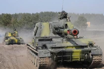 Ukraine đổ vũ khí hạng nặng về biên giới phía đông với Nga