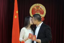 Người Trung Quốc ồ ạt kết hôn ngày “yêu nhau trọn đời” 