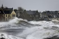 Mưa bão, lũ lụt, triều cường khổng lồ nhấn chìm nước Anh