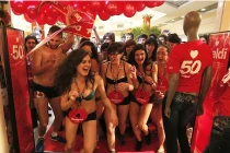 Mặc đồ lót đi săn hàng giá rẻ, miễn phí 