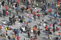 Người Hàn Quốc đổ xô phá băng bắt cá 