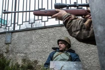 Người biểu tình Ukraine thành “bia sống” của tay súng bắn tỉa