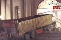 Hiện trường xe điên đâm văn phòng nhà lãnh đạo Đài Loan