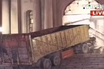 Hiện trường xe điên đâm văn phòng nhà lãnh đạo Đài Loan