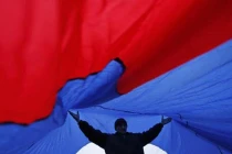 Cờ Nga tung bay rợp trời ở Crimea, Ukraine