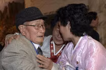 Người Triều Tiên, Hàn Quốc ôm nhau khóc nức nở ngày đoàn tụ