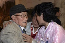 Người Triều Tiên, Hàn Quốc ôm nhau khóc nức nở ngày đoàn tụ