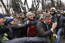 Người biểu tình Ukraine trả thù cảnh sát, thẩm phán tàn khốc 