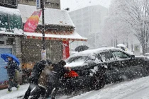 Kinh hoàng bão tuyết giết 12 người, làm rối loạn giao thông 