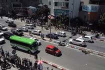 Clip hiện trường ám ảnh vụ xe khách tông hàng loạt xe máy ở Quảng Ninh