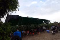 Đá gà ăn tiền trong lều tạm ở bãi cát ven đê, hàng chục người bị công an 'hốt' gọn