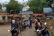 Thanh niên cầm dao vào trường đâm cô giáo và học sinh, 1 người tử vong