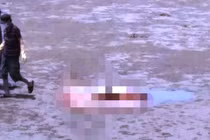 Bàng hoàng phát hiện xác chết không đầu trôi dạt vào bờ biển