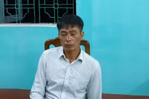 Mâu thuẫn khi uống rượu trên tàu, dùng kéo đâm chết bạn nhậu