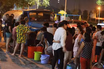 Nước sạch Sông Đà đã an toàn... Hà Nội vẫn cho xe téc cấp nước cho dân