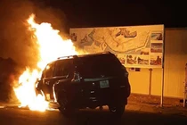 Ảnh: Xe Toyota Prado tiền tỷ bốc cháy dữ dội ở TP Hạ Long