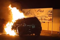 Ảnh: Xe Toyota Prado tiền tỷ bốc cháy dữ dội ở TP Hạ Long