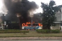 Xe chở công nhân bất ngờ bốc cháy dữ dội, tài xế thoát nạn