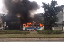 Xe chở công nhân bất ngờ bốc cháy dữ dội, tài xế thoát nạn