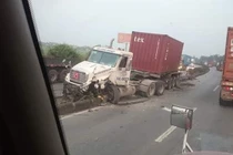 Hai xe đầu kéo va chạm trên QL5, lái xe chết cháy trong cabin