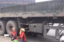 Hải Dương: Xe đầu kéo va chạm xe máy, bé 5 tuổi tử vong