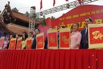 Ảnh: Nghi thức độc đáo tại lễ Khai bút đền thờ Chu Văn An