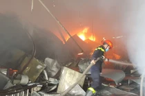 Lửa bao phủ nhà máy Công ty CP Dược phẩm Syntech tại Hải Dương