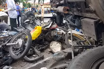 Hiện trường tai nạn thảm khốc 5 người tử vong, 2 người nguy kịch ở Hải Dương