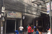 Nam thanh niên thản nhiên mang xăng đến đốt cửa hàng quần áo