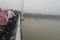 Hải Dương: Đang tìm thi thể nam thanh niên nhảy cầu Hàn tự tử