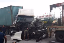 QL5 lại xảy ra tai nạn: Container bị biến dạng khi đâm xe chở cọc bê tông